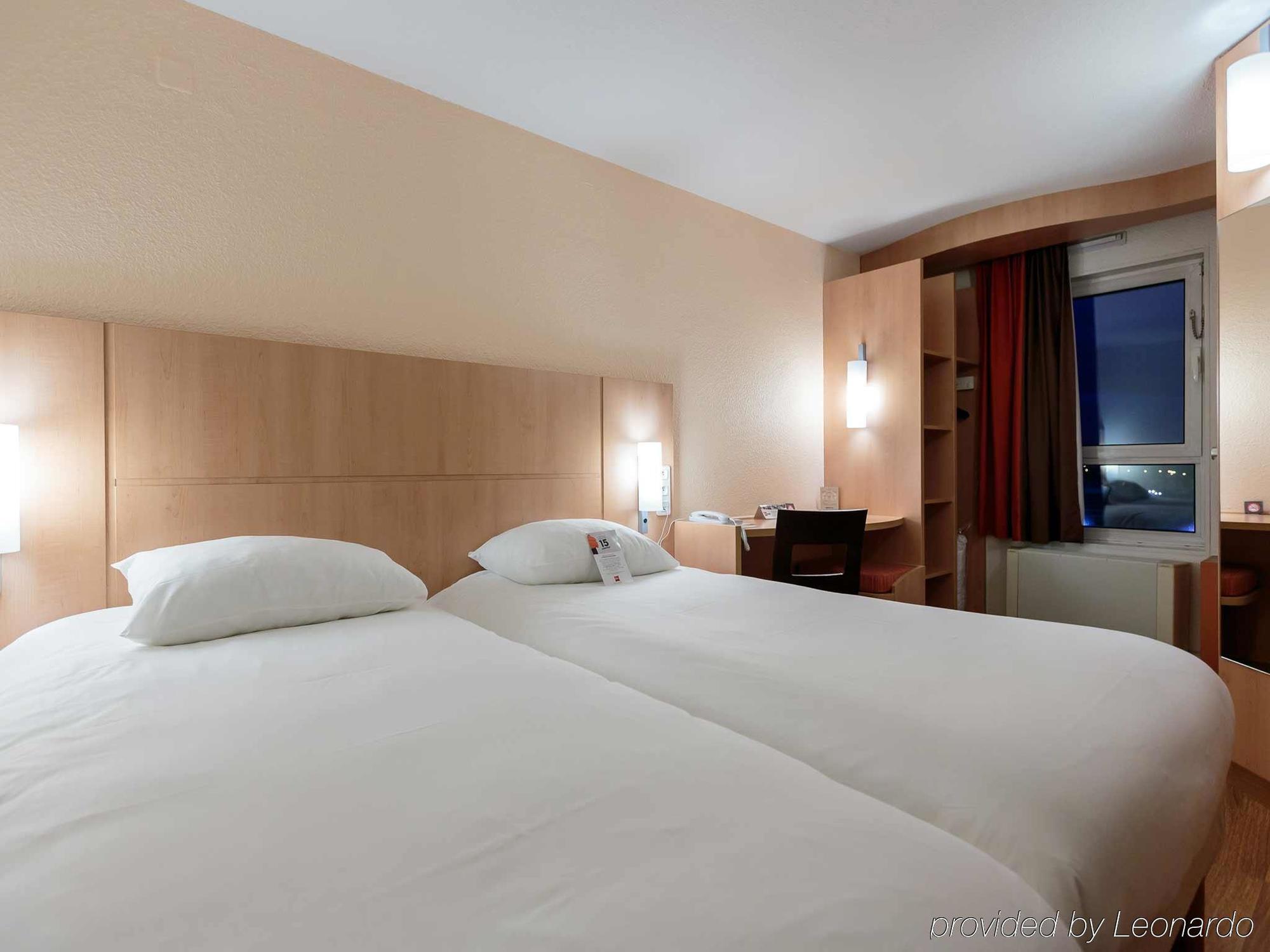 ไอบิส เคลร์มง-แฟร็อง ซุด คาร์ฟู แอร์เบต์ Hotel แคลร์มงต์-แฟร์รองด์ ภายนอก รูปภาพ