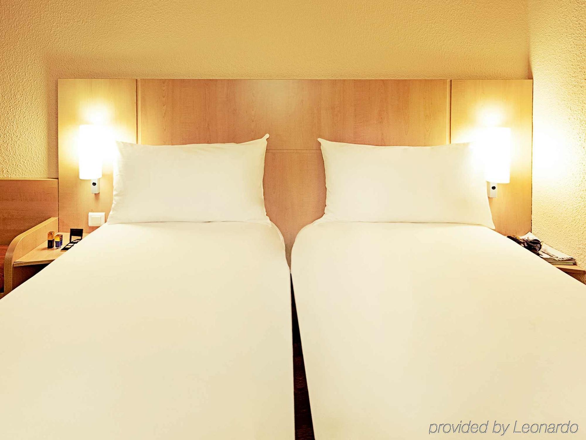 ไอบิส เคลร์มง-แฟร็อง ซุด คาร์ฟู แอร์เบต์ Hotel แคลร์มงต์-แฟร์รองด์ ภายนอก รูปภาพ