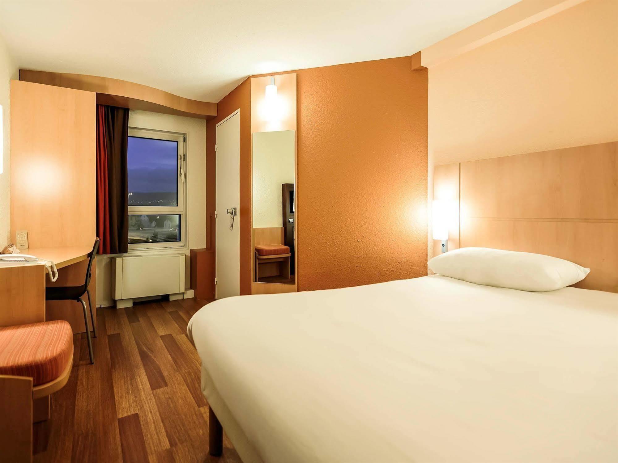 ไอบิส เคลร์มง-แฟร็อง ซุด คาร์ฟู แอร์เบต์ Hotel แคลร์มงต์-แฟร์รองด์ ภายนอก รูปภาพ